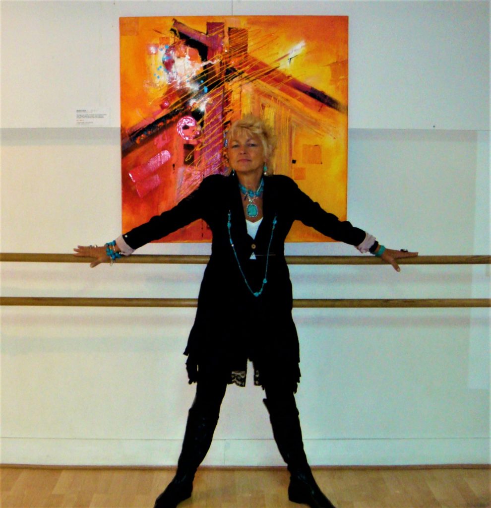 femme artiste peintre en pause le bras en croix